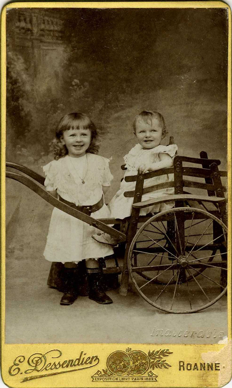 Petite fille avec petit garçon dans une charrette