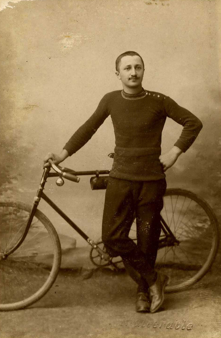 Homme avec bicyclette