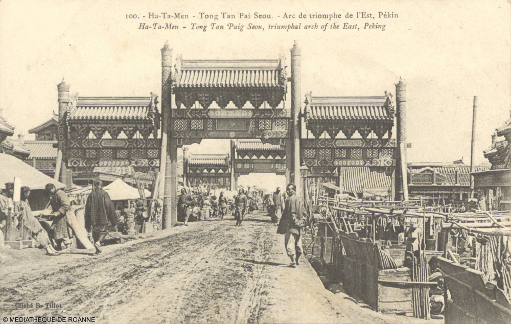 Tong Tan Pai Seou, Arc de triomphe de l'est de Pékin. Fonds Claude Dethève. Médiathèque de Roanne.<br>
