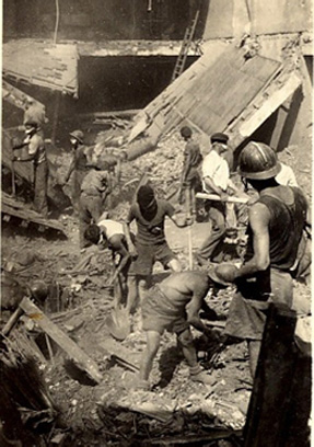 Equipe de secours lors du bombardement de Valence