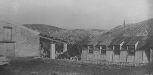 Ferme de Mourras avec un baraquement