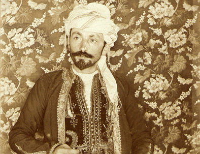 Portrait de Claude Dethève à Obock en 1894 en costume arabe