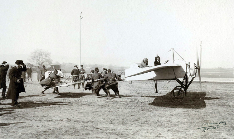 L'avion 'Ville de Roanne' et son pilote le lieutenant Escot