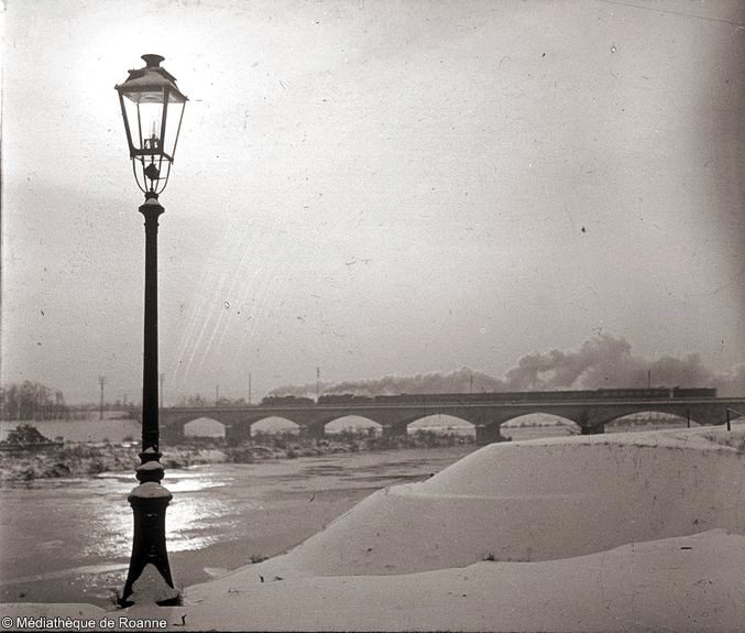Pont sur la Loire enneigée, avec train le traversant
