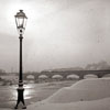 Pont sur la Loire enneigée, avec train le traversant