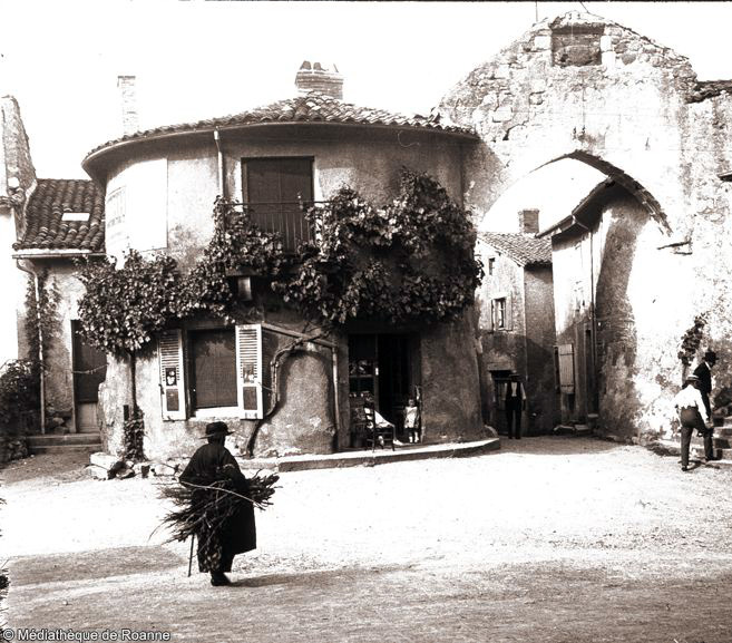 Vue d'une rue au Crozet avec vieille femme au fagot 1932
