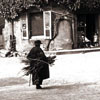 Vue d'une rue au Crozet avec vieille femme au fagot 1932