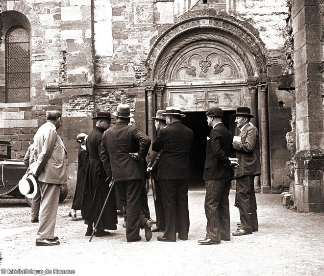 Discussion devant le porche de l'église à La Bénisson-Dieu