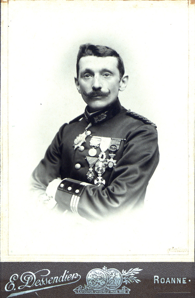 Portrait de Dethève en uniforme, en buste