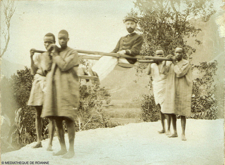 Le docteur Dethève en filanzane, à Madagscar, en 1896