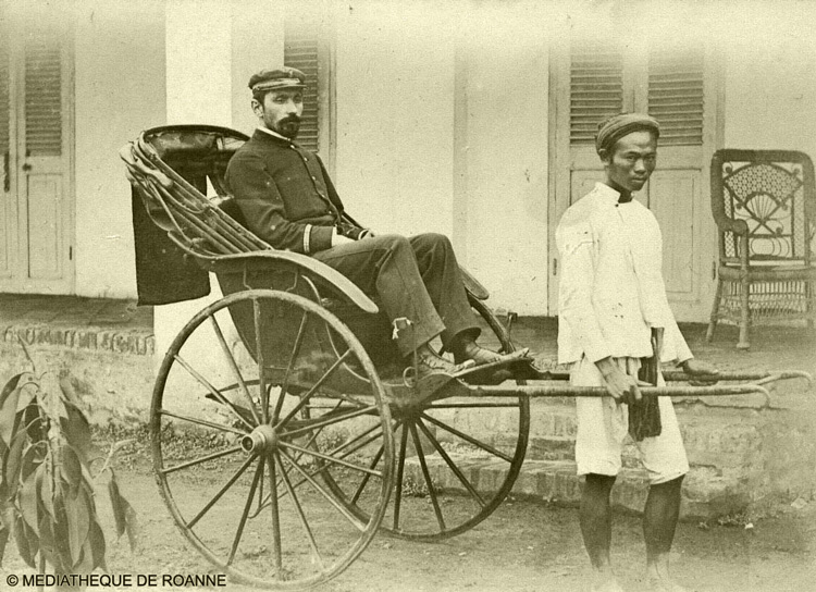 Le docteur Dethève en pousse-pousse, à Haïphong, en 1897
