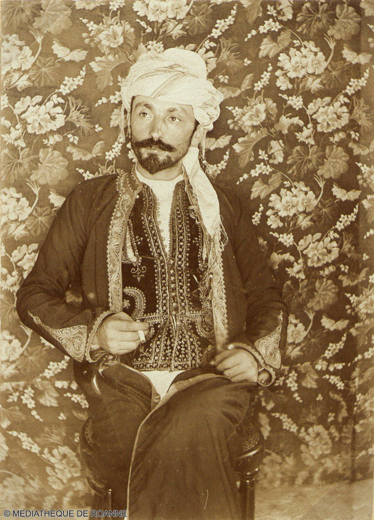 Portrait de Claude Dethève à Obock en 1894 en costume arabe