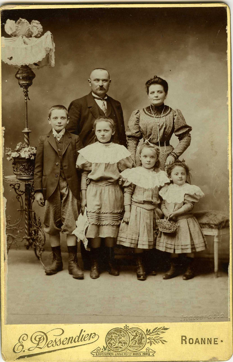 Couple avec quatre enfants