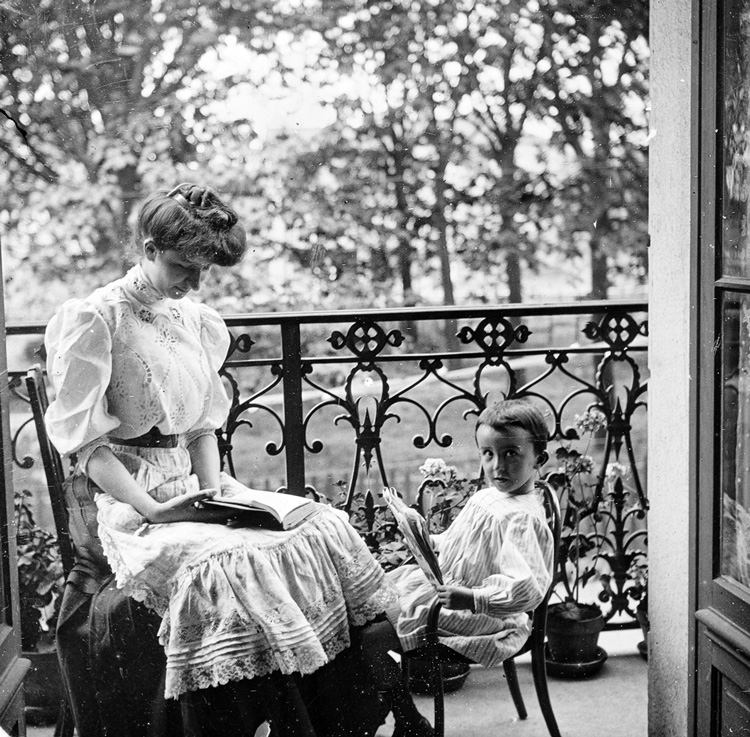 Lecture sur le balcon, cours de la République à Roanne