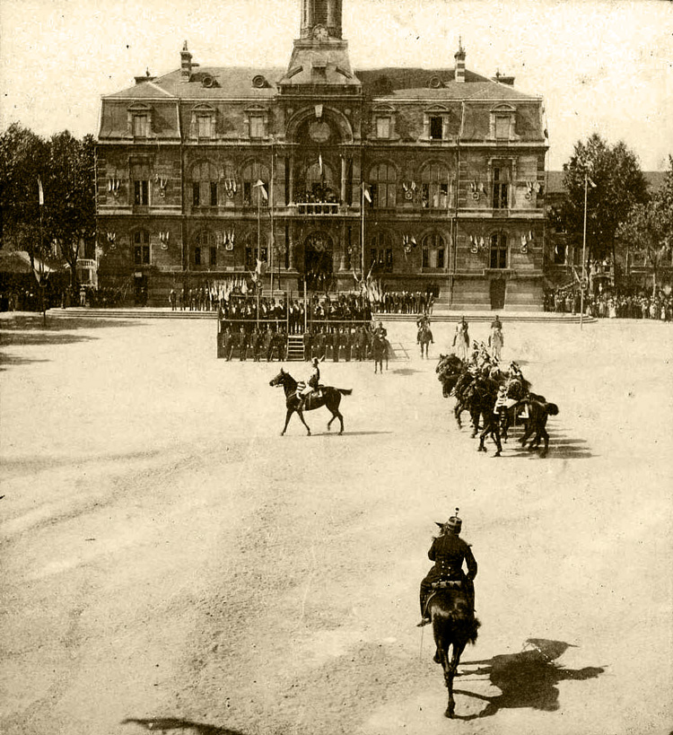 Défilé du 14 juillet devant l'hôtel de Ville de Roanne