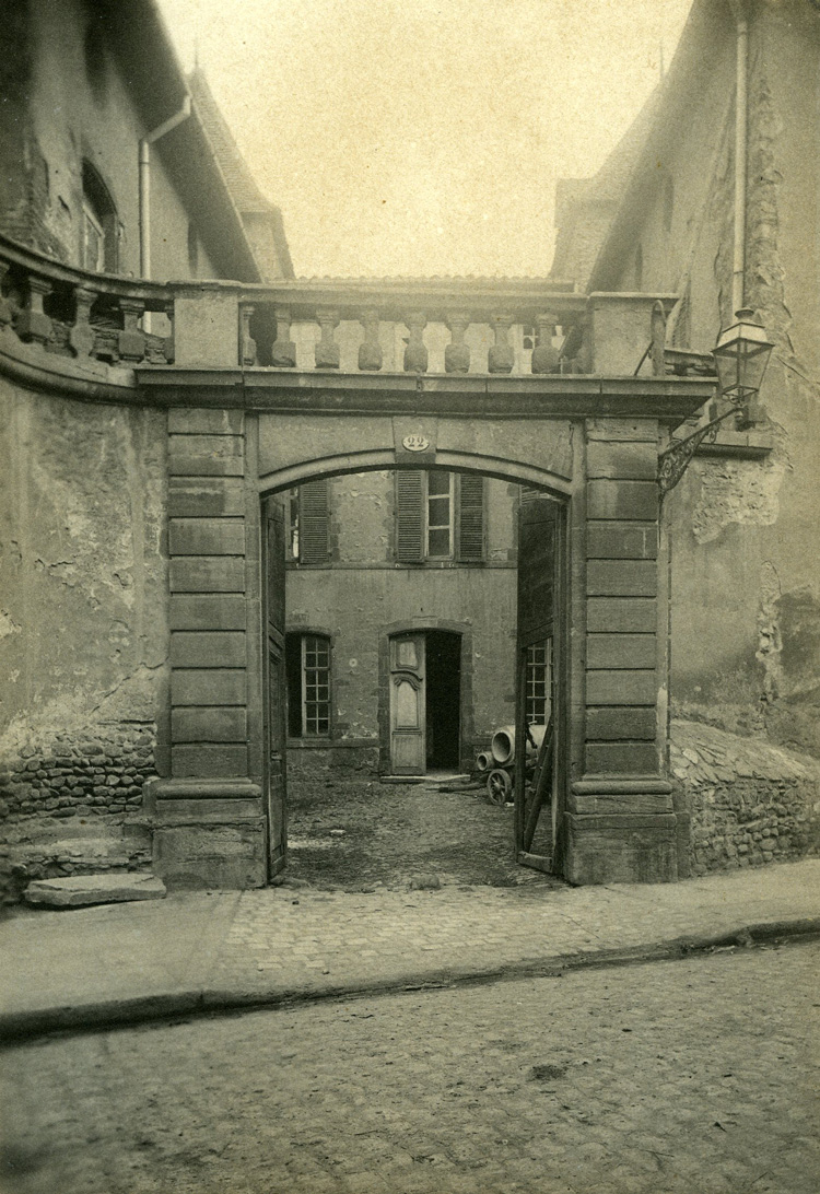 Porche de l'hôtel de Cadore à Roanne photographié par Roustan