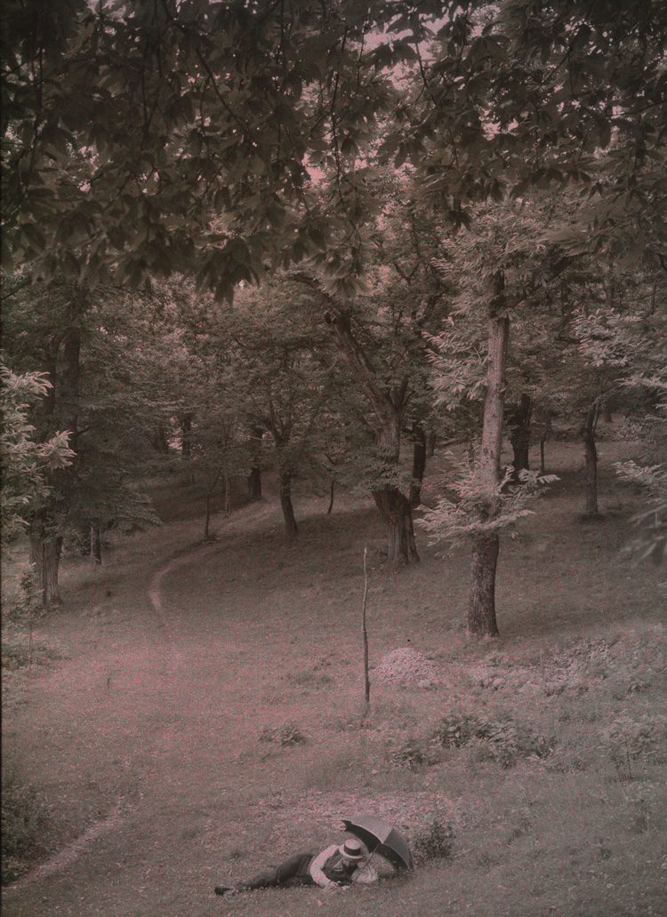 Autochrome. Homme allongé avec parapluie