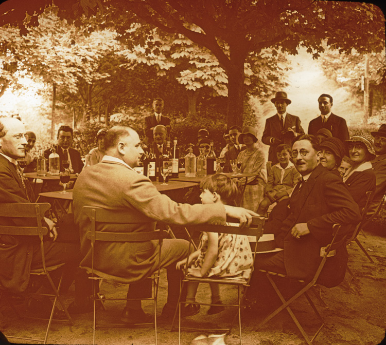 Le photo-club en excursion à Yzeron en 1930