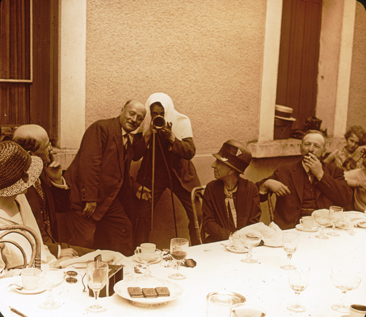 Le photo-club en excursion à Yzeron en 1930