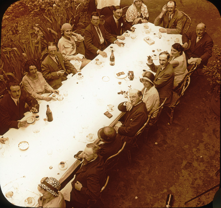 Le photo-club en excursion à Yzeron en 1930