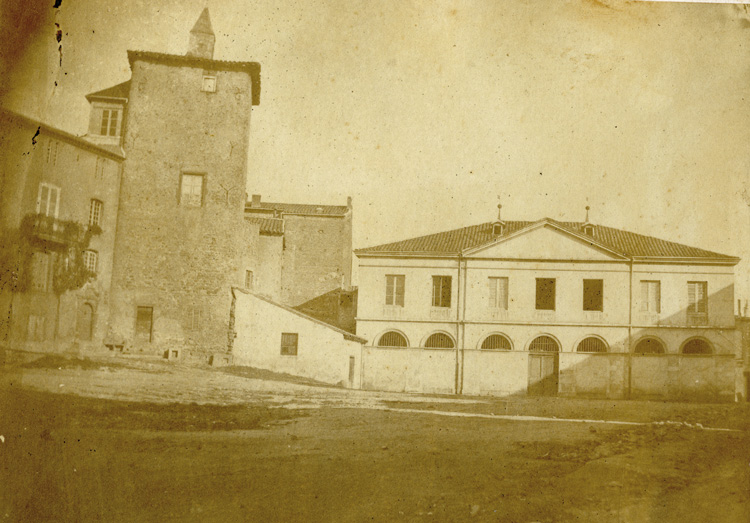 Roanne, place du Château avec la Bourse du Travail en 1866