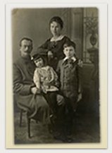 'Roger Vailland avec sa sœur Geneviève et ses parents'