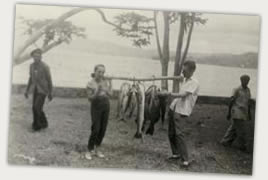 Aux Comores, 1958.