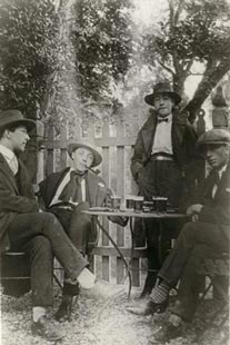 Daumal, Lecomte, Meyrat et Vailland à la terrasse de l’Aquarium, à Reims, 1924-1925.