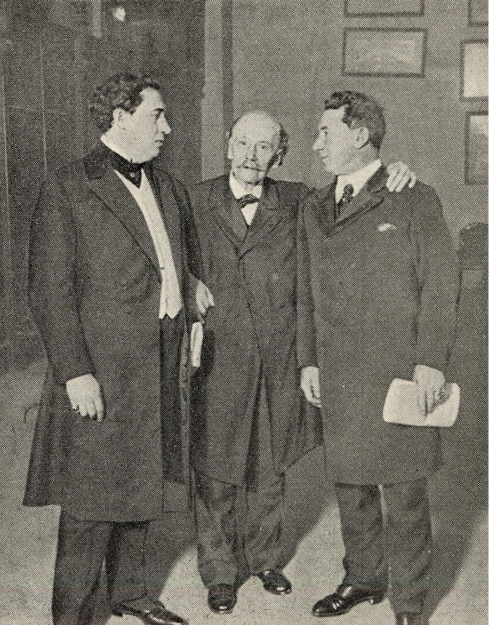 Jules Massenet entre deux artistes après une répétition.<br>