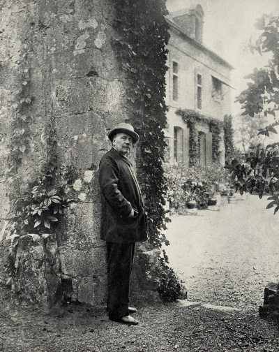 Jules Massenet debout devant l'entrée de sa maison.<br>
