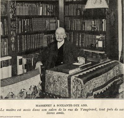 Jules Massenet assis devant sa bibliothèque.<br>