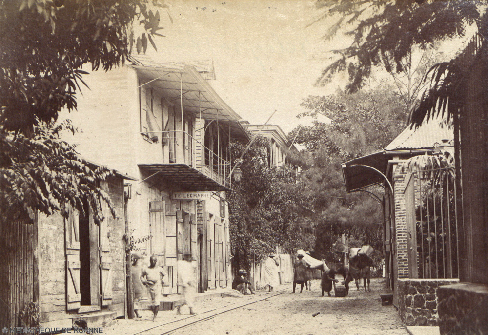 Tamatave : une rue. Fonds Claude Dethève. Médiathèque de Roanne.<br>