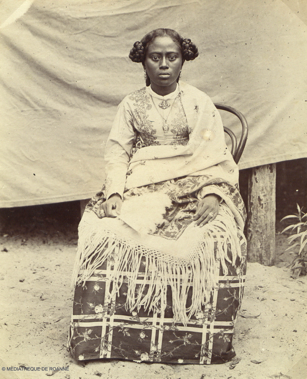 Tamatave : femme Betsimisaraka. Fonds Claude Dethève. Médiathèque de Roanne.<br>