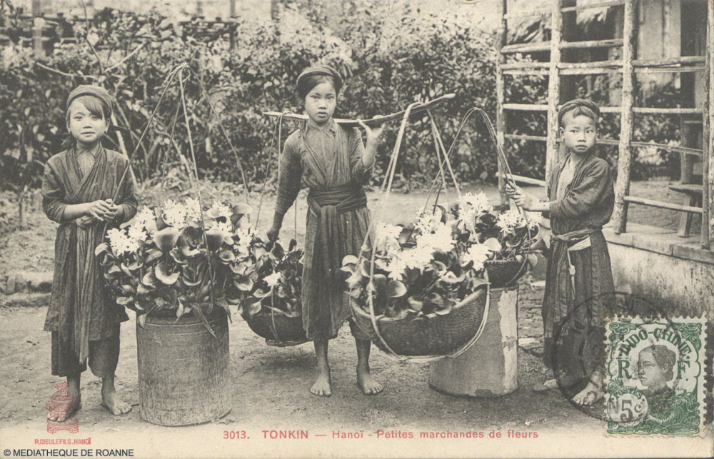 Tonkin, Hanoï, petites marchandes de fleurs. Fonds Claude Dethève. Médiathèque de Roanne.<br>