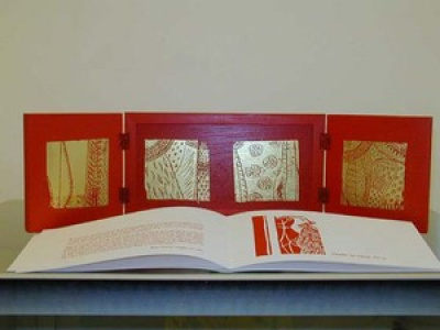 La Robe rouge, texte d'Esther Moench, gravures de Martine Lafon. Uzès : chez l'artiste, 1997 ©&nbsp;Médiathèque de Roanne