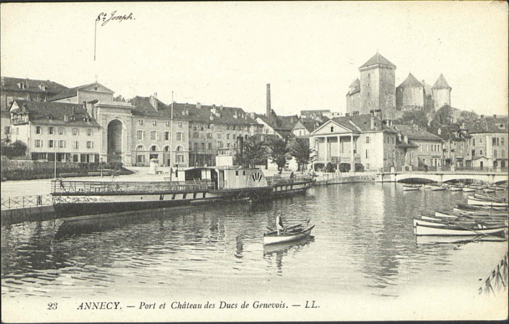 Le port et le château des Ducs de Genevois vus du lac d'Annecy. © Médiathèque d'Annecy.<br>