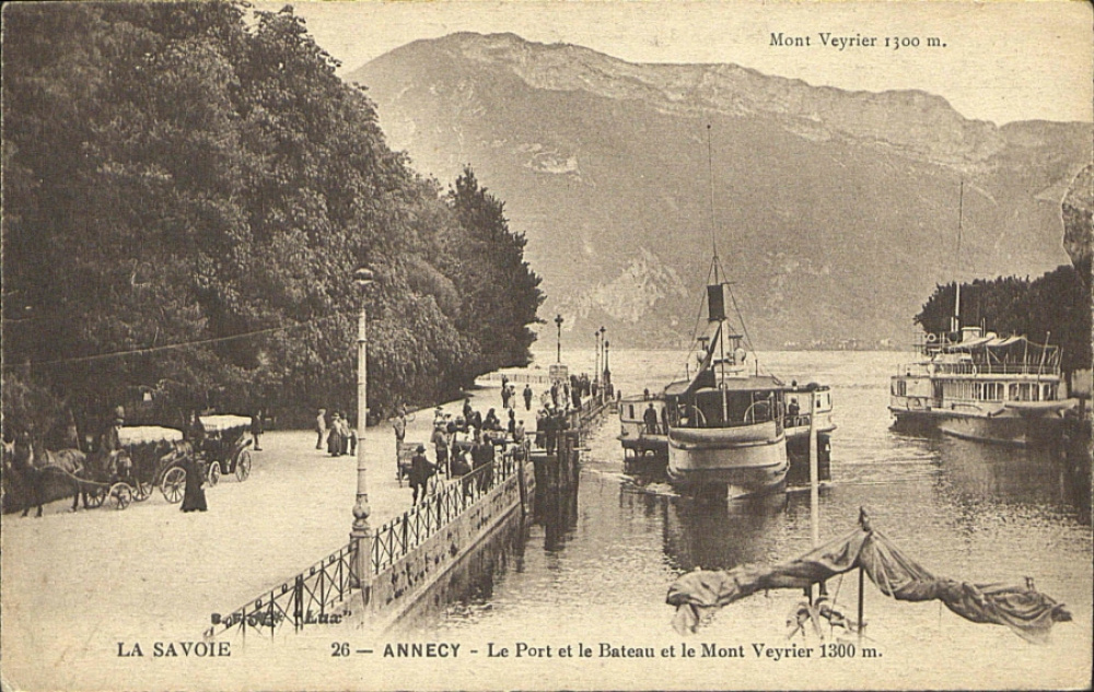 Le port, le bateau et le Mont Veyrier. © Médiathèque d'Annecy.<br>