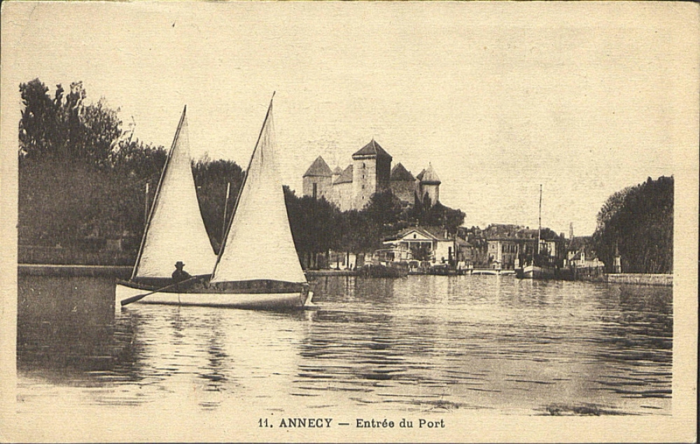 Barque à voiles à l'entrée du port d'Annecy. © Médiathèque d'Annecy.<br>