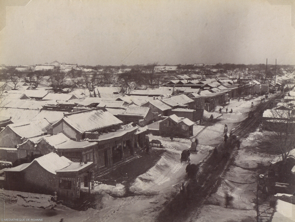 Pékin : effet de neige, Claude Dethève, Photographie,&nbsp; XIXe - XXe siècle. Bibliothèque de Roanne.<br>